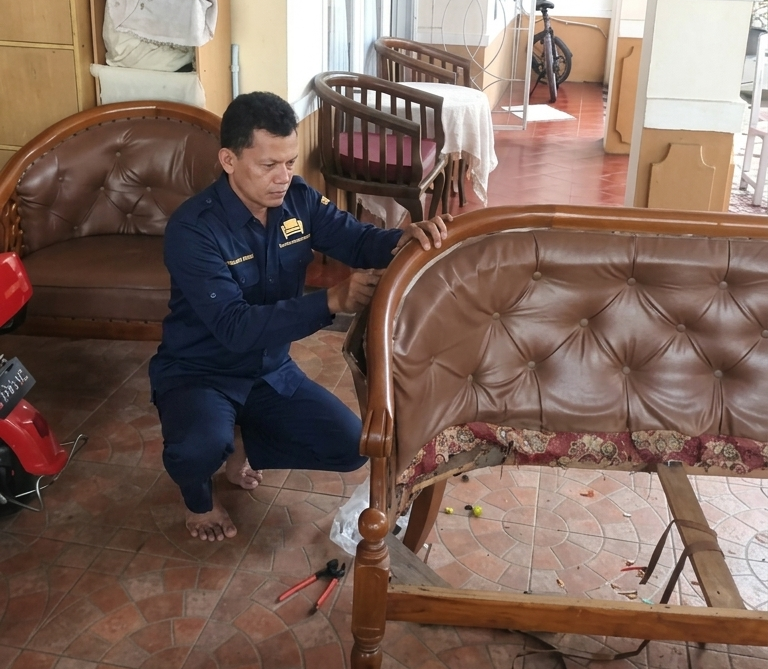 biaya servis sofa